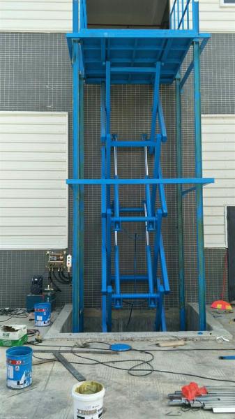 液壓升降貨梯施工現(xiàn)場