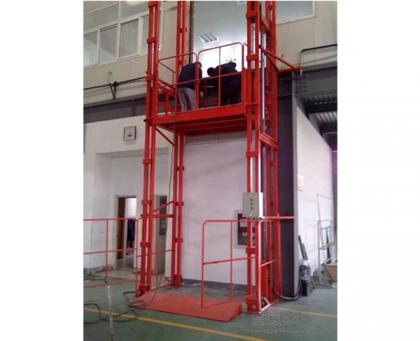 液壓升降貨梯施工現(xiàn)場