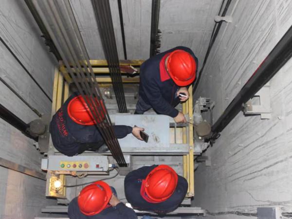 液壓升降貨梯施工現(xiàn)場