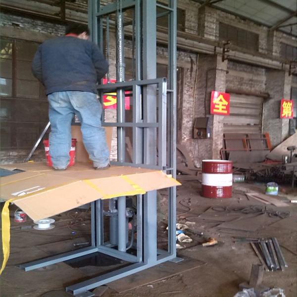 液壓升降貨梯施工現(xiàn)場
