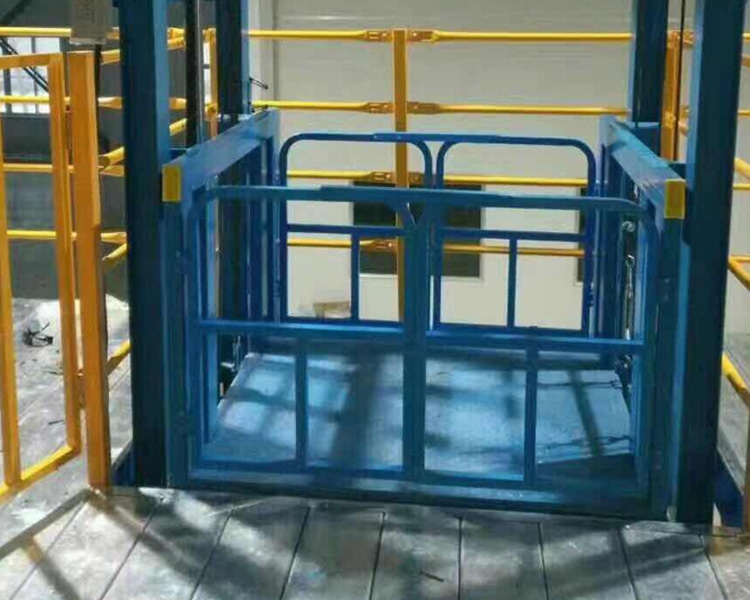 導軌式升降貨梯操作方法